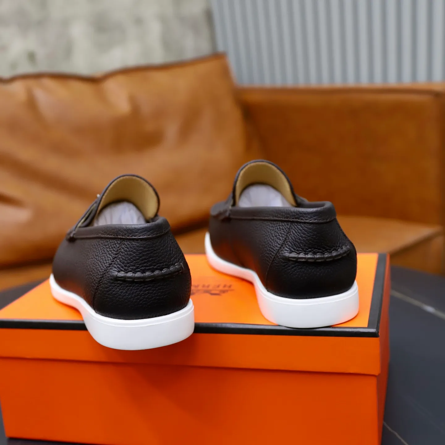 Ex-factory price: 560💰Hermès/Hermès slip-on men's shoes. This shoe is made of imported pebbled cowhide. It has simple and smooth lines and is combined with aerodynamically designed 3CM rubber foam ultra-light soles! Youthful and fashionable, classic H-shaped hardware buckle decoration, calf lining gently wraps the feet, with logo cowhide feet, casual and urban style, highlighting youthful vitality, sports and leisure version, super versatile, code number: 38-39-40-41-42-43-44 standard leather shoe size (45 can be customized but does not support returns)